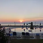 б003 в бийч резорт- море пред прозореца, плаж пред вратата !!! Apartment Obzor