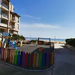 б003 в бийч резорт- море пред прозореца, плаж пред вратата !!!